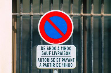 Reims şehir merkezindeki karayolu kullanıcısına bilgi sağlamak için yol kenarına ya da üzerine dikilmiş sokak levhası ya da yol tabelasına ilişkin Fransa 4 Eylül 2020