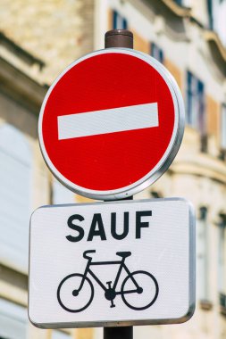 Reims şehir merkezindeki karayolu kullanıcısına bilgi sağlamak için yol kenarına ya da üzerine dikilmiş sokak levhası ya da yol tabelasına ilişkin Fransa 4 Eylül 2020