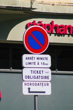 Reims şehir merkezindeki karayolu kullanıcısına bilgi sağlamak için yol kenarına ya da üzerine dikilmiş sokak levhası ya da yol tabelasına ilişkin Fransa 4 Eylül 2020