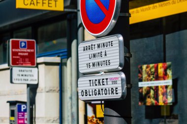 Reims şehir merkezindeki karayolu kullanıcısına bilgi sağlamak için yol kenarına ya da üzerine dikilmiş sokak levhası ya da yol tabelasına ilişkin Fransa 4 Eylül 2020