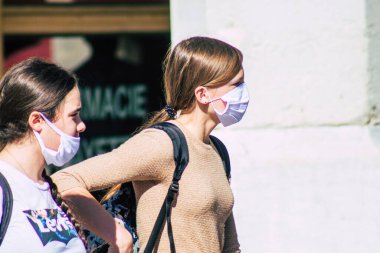 Fransa 4 Eylül 2020 'de, Fransa' nın Büyük Doğu bölgesindeki bir şehir olan Reims sokaklarında yürüyen ve kendilerini koronavirüsten korumak için maske takan kimliği belirsiz yayalara bakmaktadır.