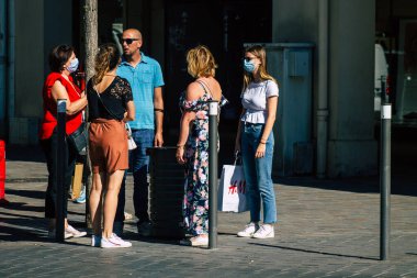 Fransa 4 Eylül 2020 'de, Fransa' nın Büyük Doğu bölgesindeki bir şehir olan Reims sokaklarında yürüyen ve kendilerini koronavirüsten korumak için maske takan kimliği belirsiz yayalara bakmaktadır.