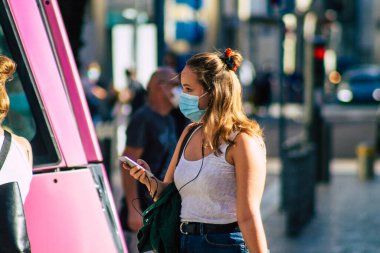 Fransa 4 Eylül 2020 'de, Fransa' nın Büyük Doğu bölgesindeki bir şehir olan Reims sokaklarında yürüyen ve kendilerini koronavirüsten korumak için maske takan kimliği belirsiz yayalara bakmaktadır.