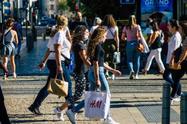 Fransa 4 Eylül 2020 'de, Fransa' nın Büyük Doğu bölgesindeki bir şehir olan Reims sokaklarında yürüyen ve kendilerini koronavirüsten korumak için maske takan kimliği belirsiz yayalara bakmaktadır.