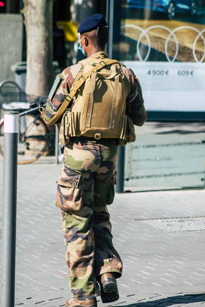 Reims 'de devriye gezen kimliği belirsiz bir Fransız askerinin Fransa' nın Grand Est bölgesinde ve Avrupa 'nın en eskilerinden birinin görüntüsü.