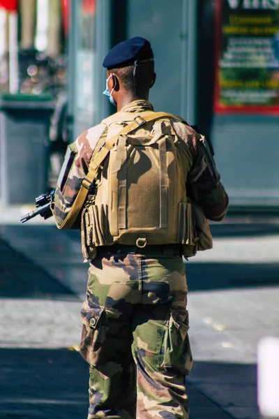 Reims 'de devriye gezen kimliği belirsiz bir Fransız askerinin Fransa' nın Grand Est bölgesinde ve Avrupa 'nın en eskilerinden birinin görüntüsü.