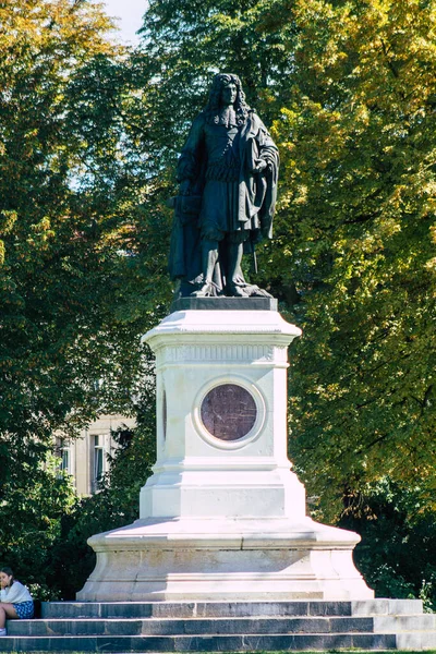 Fransa 'yı 4 Eylül 2020' de Fransa 'nın Grand Est bölgesindeki tarihi Reims caddesinde bulunan ve Avrupa' nın en eski şehirlerinden biri olan bir heykele bakıyor.