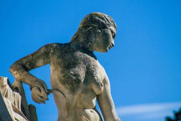 Fransa 'yı 4 Eylül 2020' de Fransa 'nın Grand Est bölgesindeki tarihi Reims caddesinde bulunan ve Avrupa' nın en eski şehirlerinden biri olan bir heykele bakıyor.