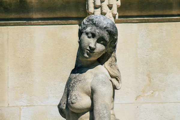 Fransa 'yı 4 Eylül 2020' de Fransa 'nın Grand Est bölgesindeki tarihi Reims caddesinde bulunan ve Avrupa' nın en eski şehirlerinden biri olan bir heykele bakıyor.