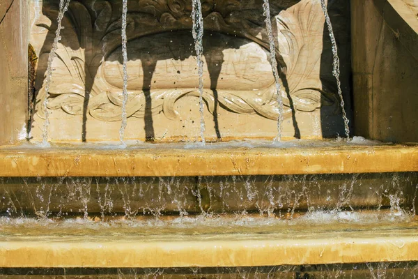 Reims Fransa 'yı 4 Eylül 2020' de Fransa 'nın Grand Est bölgesinde yer alan ve Avrupa' nın en eski şehirlerinden biri olan Reims şehir merkezindeki bir çeşmeye bakıyor.