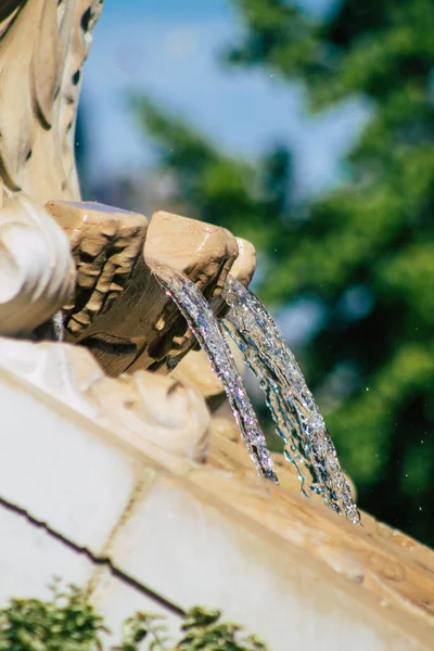 Reims Fransa 'yı 4 Eylül 2020' de Fransa 'nın Grand Est bölgesinde yer alan ve Avrupa' nın en eski şehirlerinden biri olan Reims şehir merkezindeki bir çeşmeye bakıyor.