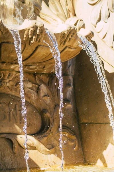 Reims Fransa 'yı 4 Eylül 2020' de Fransa 'nın Grand Est bölgesinde yer alan ve Avrupa' nın en eski şehirlerinden biri olan Reims şehir merkezindeki bir çeşmeye bakıyor.