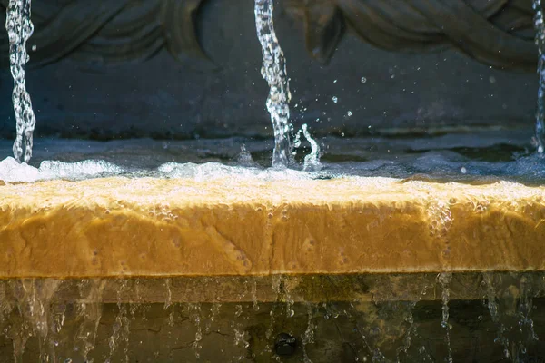 Reims Fransa 'yı 4 Eylül 2020' de Fransa 'nın Grand Est bölgesinde yer alan ve Avrupa' nın en eski şehirlerinden biri olan Reims şehir merkezindeki bir çeşmeye bakıyor.