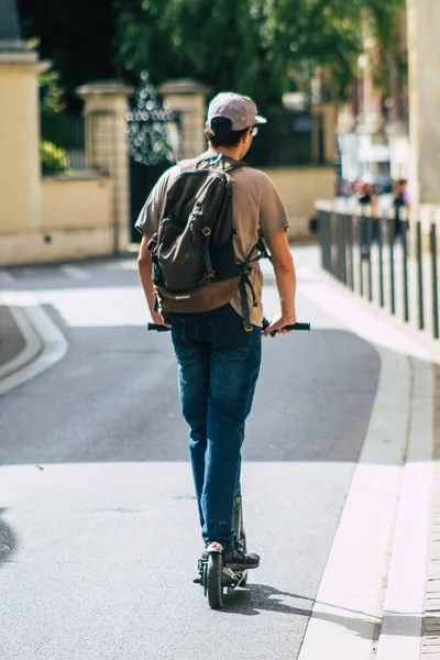 Reims caddelerinde elektrikli scooterla dolaşan kimliği belirsiz insanların küçük bir iç yanmalı motorlar ve merkezde bir güverte ile çalıştığı Fransa 'yı 4 Eylül 2020' de gösteriyor.