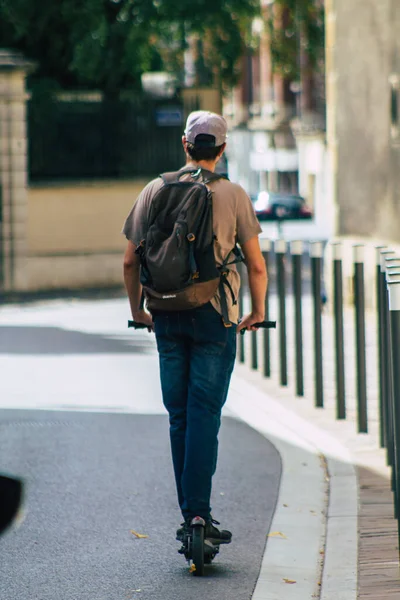 Reims caddelerinde elektrikli scooterla dolaşan kimliği belirsiz insanların küçük bir iç yanmalı motorlar ve merkezde bir güverte ile çalıştığı Fransa 'yı 4 Eylül 2020' de gösteriyor.