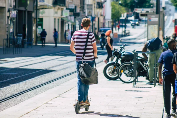 Reims caddelerinde elektrikli scooterla dolaşan kimliği belirsiz insanların küçük bir iç yanmalı motorlar ve merkezde bir güverte ile çalıştığı Fransa 'yı 4 Eylül 2020' de gösteriyor.