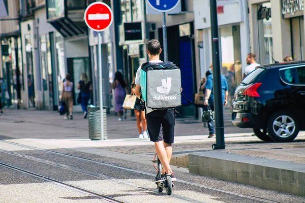 Reims caddelerinde elektrikli scooterla dolaşan kimliği belirsiz insanların küçük bir iç yanmalı motorlar ve merkezde bir güverte ile çalıştığı Fransa 'yı 4 Eylül 2020' de gösteriyor.