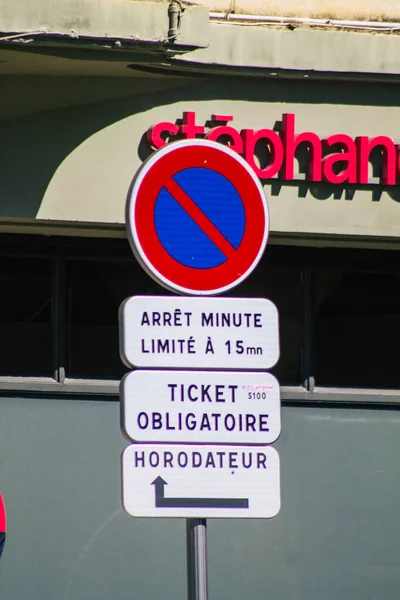 Reims şehir merkezindeki karayolu kullanıcısına bilgi sağlamak için yol kenarına ya da üzerine dikilmiş sokak levhası ya da yol tabelasına ilişkin Fransa 4 Eylül 2020