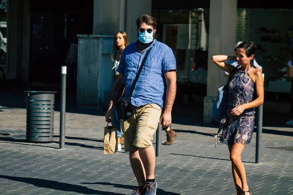 Fransa 4 Eylül 2020 'de, Fransa' nın Büyük Doğu bölgesindeki bir şehir olan Reims sokaklarında yürüyen ve kendilerini koronavirüsten korumak için maske takan kimliği belirsiz yayalara bakmaktadır.