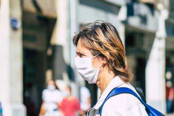 Fransa 4 Eylül 2020 'de, Fransa' nın Büyük Doğu bölgesindeki bir şehir olan Reims sokaklarında yürüyen ve kendilerini koronavirüsten korumak için maske takan kimliği belirsiz yayalara bakmaktadır.