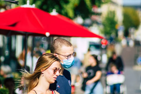 Fransa 4 Eylül 2020 'de, Fransa' nın Büyük Doğu bölgesindeki bir şehir olan Reims sokaklarında yürüyen ve kendilerini koronavirüsten korumak için maske takan kimliği belirsiz yayalara bakmaktadır.