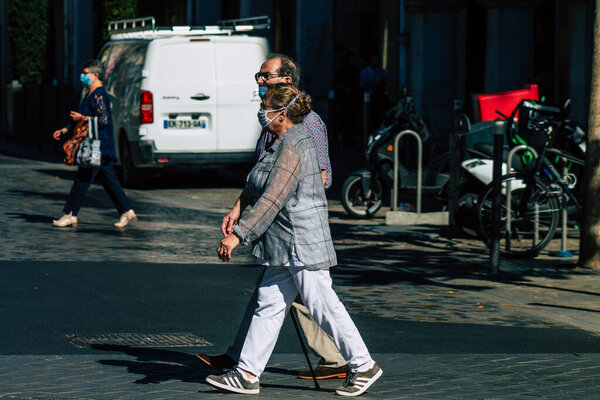 Реймс Франция 04 сентября 2020 г. Вид неопознанных пешеходов в маске для защиты от коронавируса, идущего по улицам Реймса, города в районе Гранд-Ист Франции