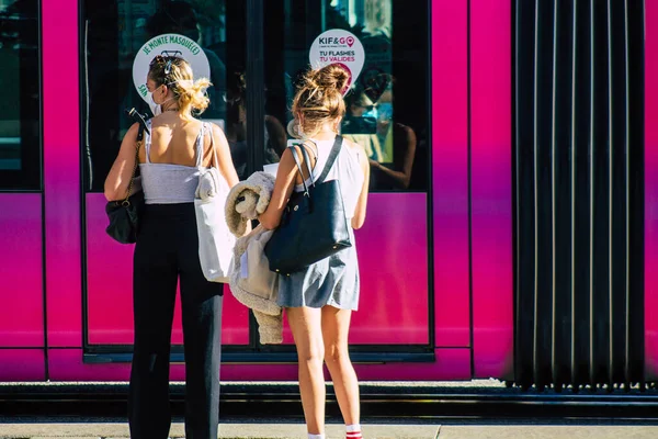 Fransa 4 Eylül 2020 'de, Fransa' nın Büyük Doğu bölgesindeki bir şehir olan Reims sokaklarında yürüyen ve kendilerini koronavirüsten korumak için maske takan kimliği belirsiz yayalara bakmaktadır.