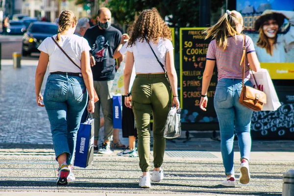 Fransa 4 Eylül 2020 'de, Fransa' nın Büyük Doğu bölgesindeki bir şehir olan Reims sokaklarında yürüyen ve kendilerini koronavirüsten korumak için maske takan kimliği belirsiz yayalara bakmaktadır.