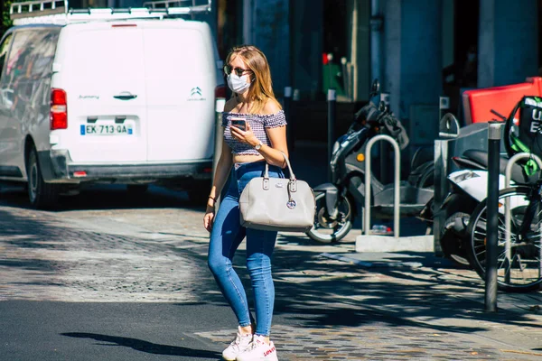 Fransa 4 Eylül 2020 'de, Fransa' nın Büyük Doğu bölgesindeki bir şehir olan Reims sokaklarında yürüyen ve kendilerini koronavirüsten korumak için maske takan kimliği belirsiz yayalara bakmaktadır.