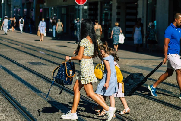 Fransa 4 Eylül 2020 'de, Fransa' nın Büyük Doğu bölgesindeki bir şehir olan Reims sokaklarında yürüyen ve kendilerini koronavirüsten korumak için maske takan kimliği belirsiz yayalara bakmaktadır.