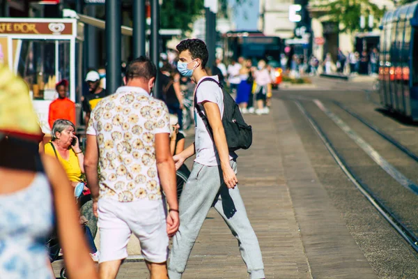 Fransa 4 Eylül 2020 'de, Fransa' nın Büyük Doğu bölgesindeki bir şehir olan Reims sokaklarında yürüyen ve kendilerini koronavirüsten korumak için maske takan kimliği belirsiz yayalara bakmaktadır.