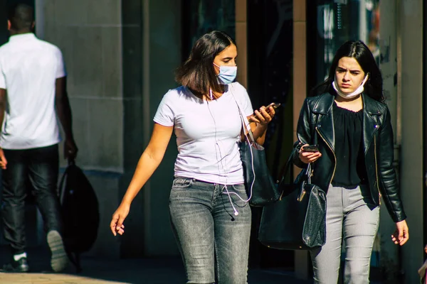 Fransa 4 Eylül 2020 'de, Fransa' nın Büyük Doğu bölgesindeki bir şehir olan Reims sokaklarında yürüyen ve kendilerini koronavirüsten korumak için maske takan kimliği belirsiz yayalara bakmaktadır.