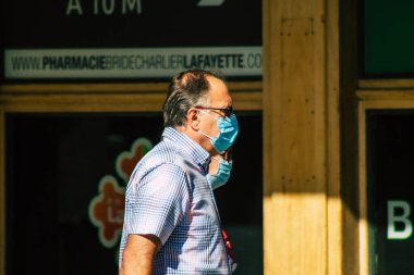 Fransa 4 Eylül 2020 'de, Fransa' nın Büyük Doğu bölgesindeki bir şehir olan Reims sokaklarında yürüyen ve kendilerini koronavirüsten korumak için maske takan kimliği belirsiz yayalara bakmaktadır.