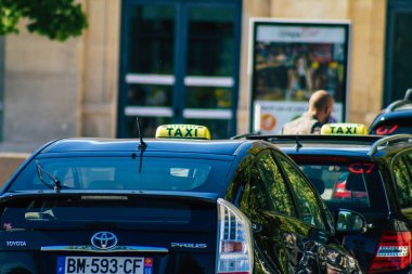 Fransa 4 Eylül 2020 tarihsel Reims caddelerinde park etmiş yolcular için geleneksel bir taksi görüntüsü, Fransa 'nın Grand Est bölgesinde bir şehir ve Avrupa' nın en eskilerindendir.