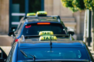 Fransa 4 Eylül 2020 tarihsel Reims caddelerinde park etmiş yolcular için geleneksel bir taksi görüntüsü, Fransa 'nın Grand Est bölgesinde bir şehir ve Avrupa' nın en eskilerindendir.