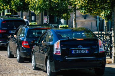 Fransa 4 Eylül 2020 tarihsel Reims caddelerinde park etmiş yolcular için geleneksel bir taksi görüntüsü, Fransa 'nın Grand Est bölgesinde bir şehir ve Avrupa' nın en eskilerindendir.