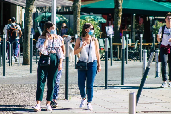 Reims France September 2020 Zicht Niet Geïdentificeerde Voetgangers Met Een — Stockfoto