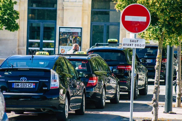 Reims France Вересня 2020 Вид Традиційне Таксі Пасажирів Припарковане Історичних — стокове фото