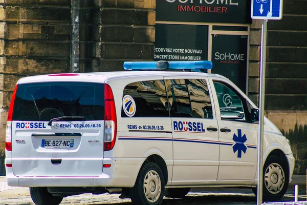 Reims França Setembro 2020 Vista Uma Ambulância Tradicional Dirigindo Pelas — Fotografia de Stock