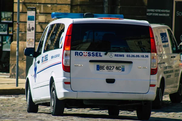 Reims, Fransa 'yı 4 Eylül 2020' de tarihi Reims caddelerinden geçen geleneksel bir ambulansın görüntüsü, Fransa 'nın Grand Est bölgesinde bir şehir ve Avrupa' nın en eskilerindendir.