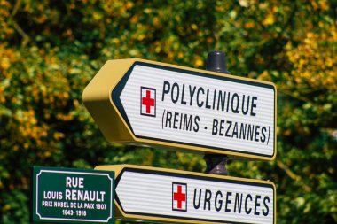 Reims şehir merkezindeki karayolu kullanıcısına bilgi sağlamak için yolun kenarına ya da üstüne dikilmiş sokak levhası ya da yol levhası görüntüsü, 07 Eylül 2020 'de Fransa' yı bağlar