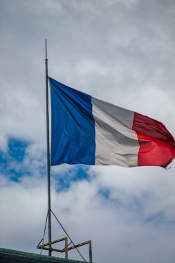 7 Eylül 2020 'de Fransa' nın başkenti Reims 'deki Fransız bayrağının görüntüsü, Fransa' nın Grand Est bölgesinde bir şehir ve Avrupa 'nın en eskilerindendir.