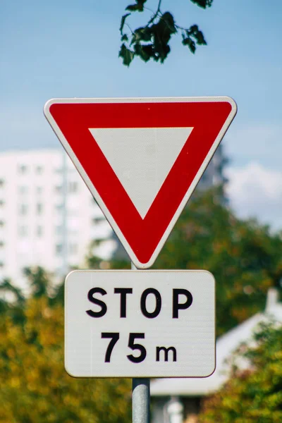 ランスフランス2020年9月7日道路標識や道路標識の表示は ランスのダウンタウンエリアの道路利用者に情報を提供するために 道路の両側または上に建てられました — ストック写真