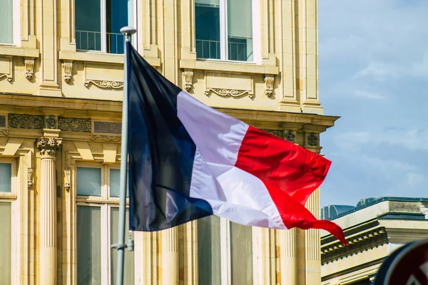 7 Eylül 2020 'de Fransa' nın başkenti Reims 'deki Fransız bayrağının görüntüsü, Fransa' nın Grand Est bölgesinde bir şehir ve Avrupa 'nın en eskilerindendir.