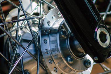 Reims France 12 Eylül 2020 Classic 107 model Harley Davidson motosikletinin Fransa 'nın Grand Est bölgesindeki tarihi caddelerde park etmiş olması.