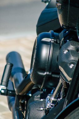 Reims France 12 Eylül 2020 Classic 107 model Harley Davidson motosikletinin Fransa 'nın Grand Est bölgesindeki tarihi caddelerde park etmiş olması.