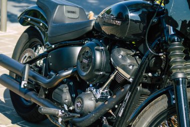 Reims France 12 Eylül 2020 Classic 107 model Harley Davidson motosikletinin Fransa 'nın Grand Est bölgesindeki tarihi caddelerde park etmiş olması.