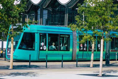 Fransa 'yı 12 Eylül 2020' de, Fransa 'nın Grand Est bölgesindeki bir şehir olan Reims toplu taşıma sisteminin bir parçası olan caddelerden geçen yolcular için modern bir elektrikli tramvayın görüntüsünü alıyor.