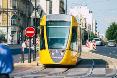 Fransa 'yı 12 Eylül 2020' de, Fransa 'nın Grand Est bölgesindeki bir şehir olan Reims toplu taşıma sisteminin bir parçası olan caddelerden geçen yolcular için modern bir elektrikli tramvayın görüntüsünü alıyor.