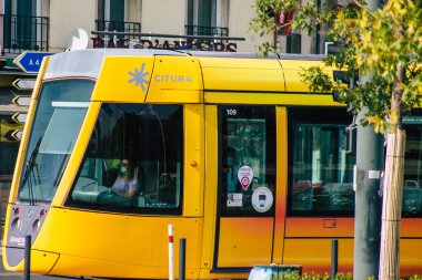 Fransa 'yı 12 Eylül 2020' de, Fransa 'nın Grand Est bölgesindeki bir şehir olan Reims toplu taşıma sisteminin bir parçası olan caddelerden geçen yolcular için modern bir elektrikli tramvayın görüntüsünü alıyor.